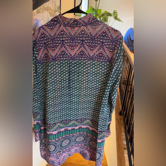 Dress. Geometric design. Shirt-style collar. Long sleeve with buttoned cuffs. - Picture 2 of 8